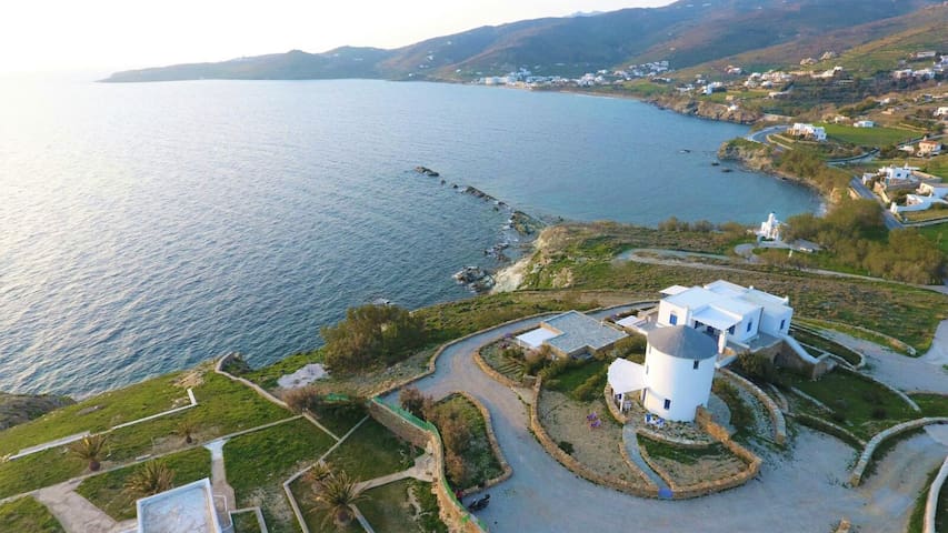 Moulin à vent à côté de la mer