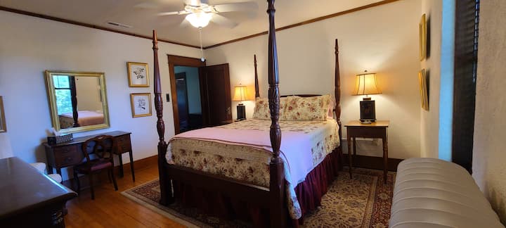 Rose room with Queen bed
