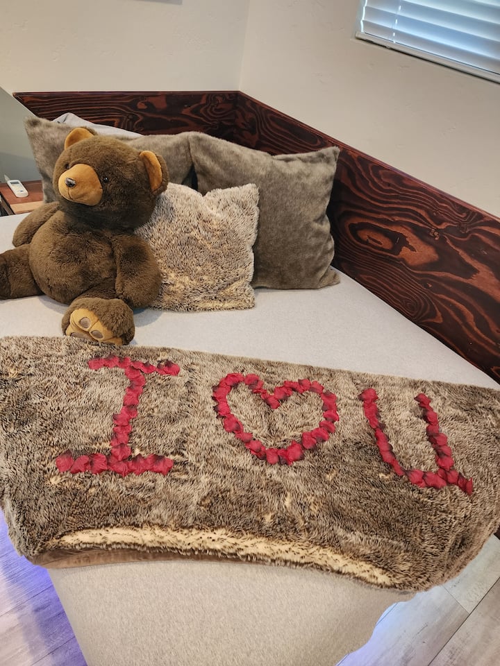 Უფასო რომანტიკული პაკეტი !!! ჩვენ ვწერთ „ I ❤️ U“ -ს ფაქიზი ვარდის ფურცლებით, რომ თქვენი პარტნიორი ჩამოსვლისთანავე გააოცოთ. (ცვლილებების გარეშე)