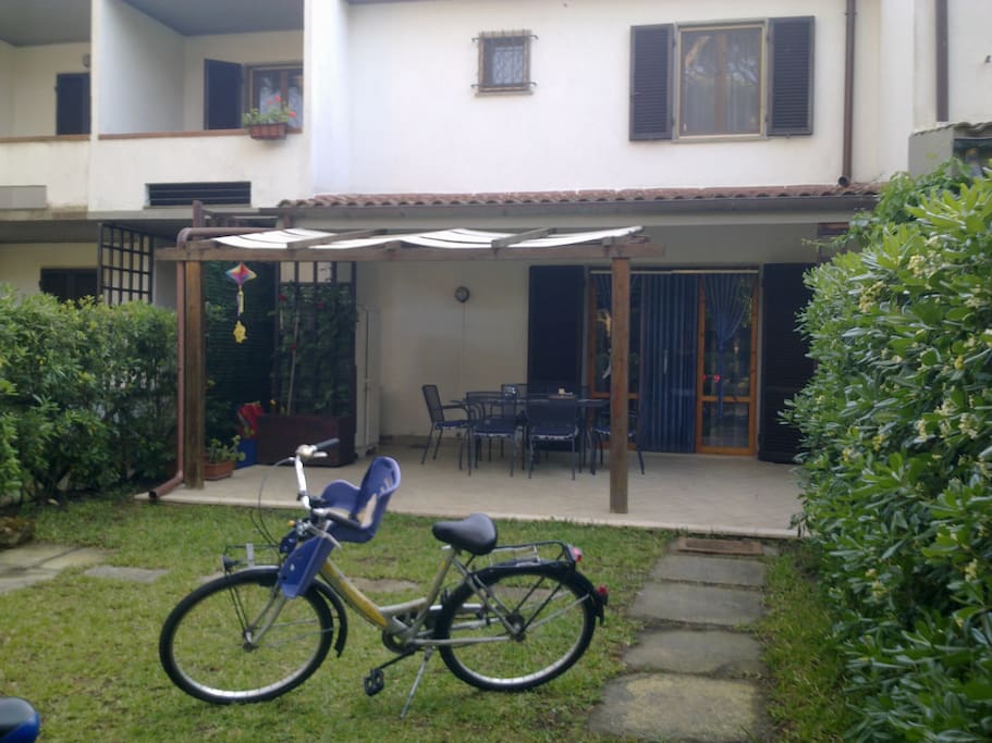 La facciata con le camere ed il bagno al piano , il terrazzo e il bagno al piano suoeriore e . . .
