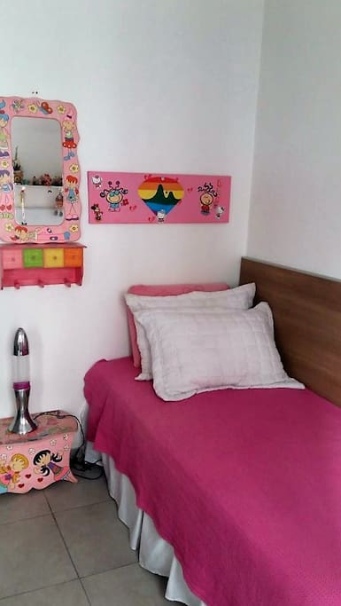 Single bed, magnetic board, light fixture, mirror and trunk / Cama de solteiro, quadro magnético, luminária e baú