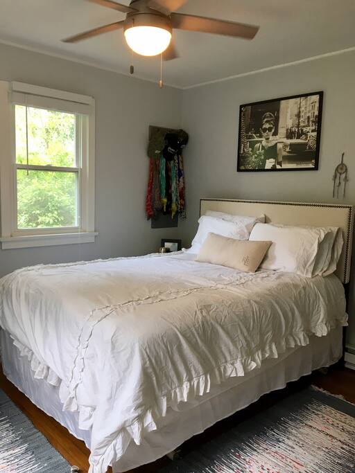 Master - queen bed.