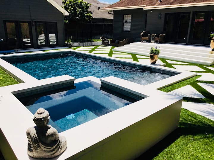 Piscina rectangular con jacuzzi