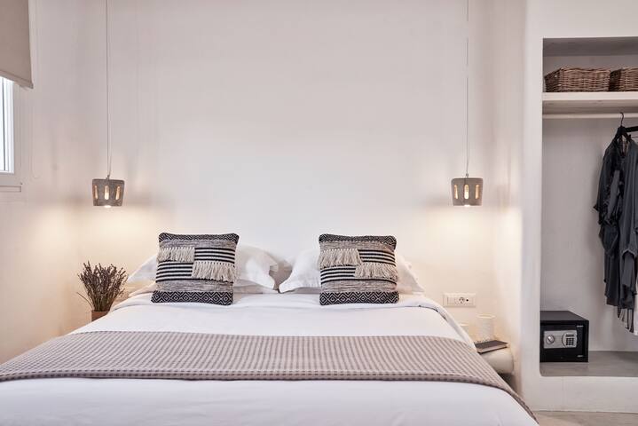 2 BDRM Executive Villa Sea View PRVT Pool&Jacuzzi gallery image 2