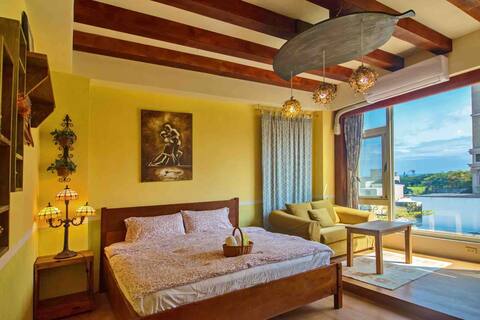10 people can stay in Seville (including one quadruple suite and three double suites)