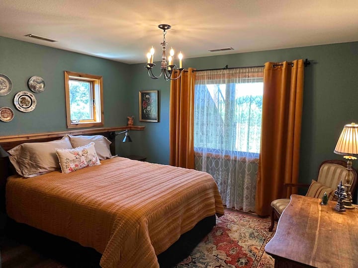 First level bedroom with Queen-sized bed