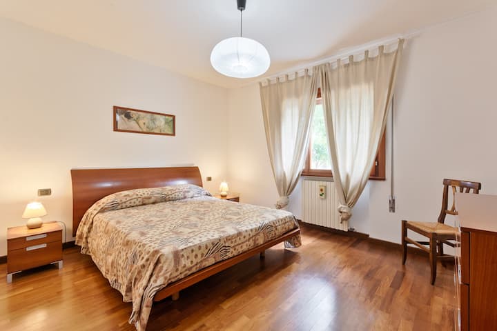 Chumba cha watu wawili kilicho na kitanda aina ya king