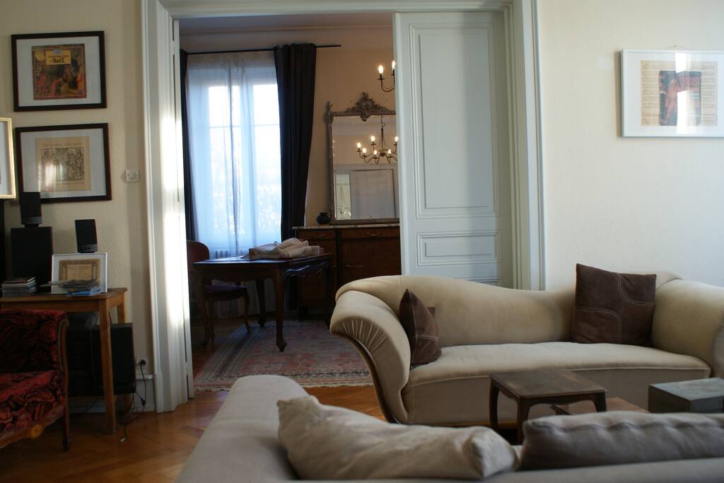 le salon donnant sur la salle à manger