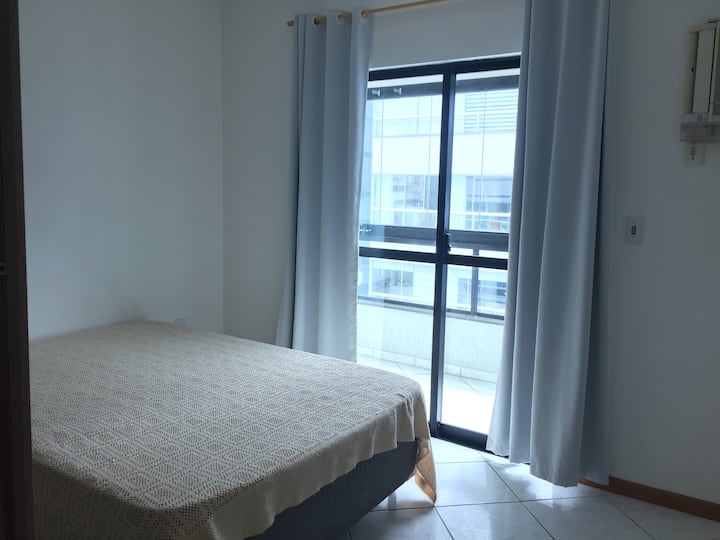 غرفة مع شرفة مستقلة... إطلالة جانبية على البحر وشارع أمامي