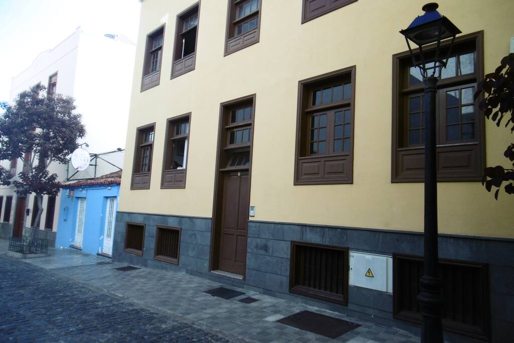 Vista de la Calle (Benjamin J. Miranda), entrada al Apto