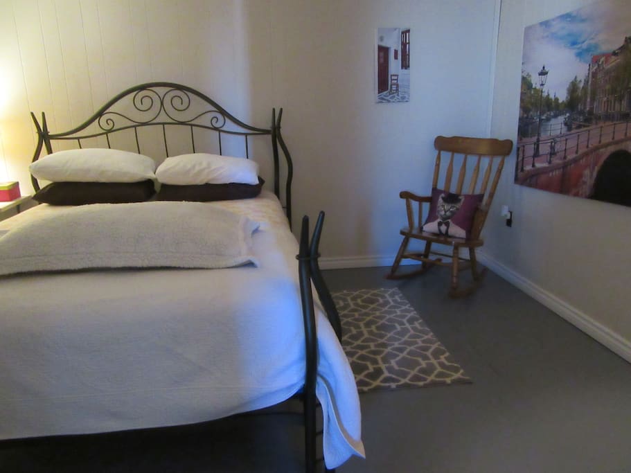Bedroom with Queen bed