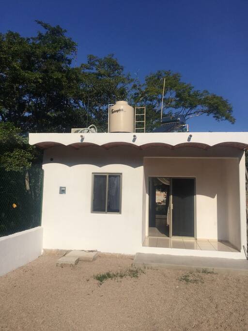 fachada,( jardín en proceso).