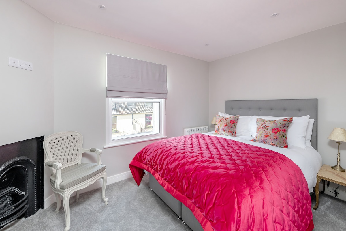 De grote slaapkamer heeft een zeer comfortabel kingsize bed.