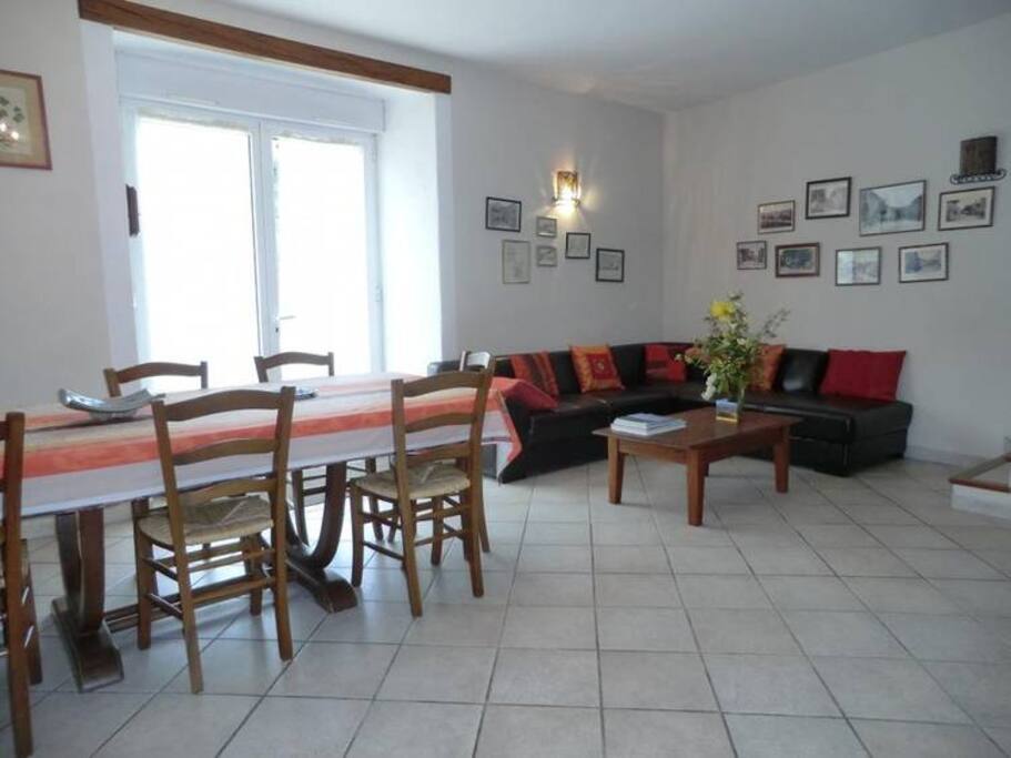 RDC Entrée depuis la terrasse dans le salon/salle à manger - Accès vers le 1er étage