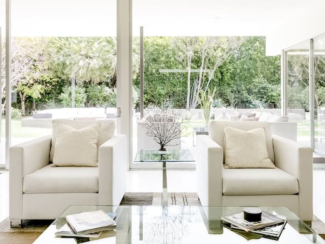 Contemporary Masterpiece Walls of Glass gallery image 4