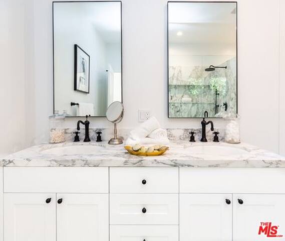 Los Angeles retreat with pool and outdoor areas gallery image 4