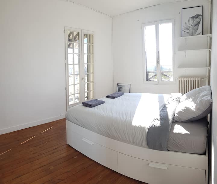Dormitorio 1 con balcón
1 cama doble