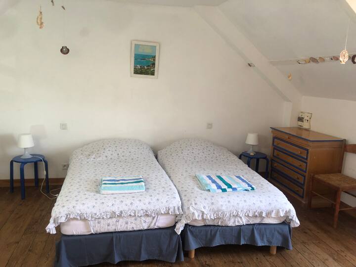 el dormitorio 2 da al dormitorio 1 y se encuentra en el ala este de la casa- tiene dos camas individuales de 90 y un colchón adicional. En esta habitación hay dos armarios de almacenamiento y un escritorio y muchos juegos y libros para niños.