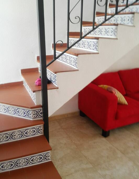 la escalera para subir a la primera planta,