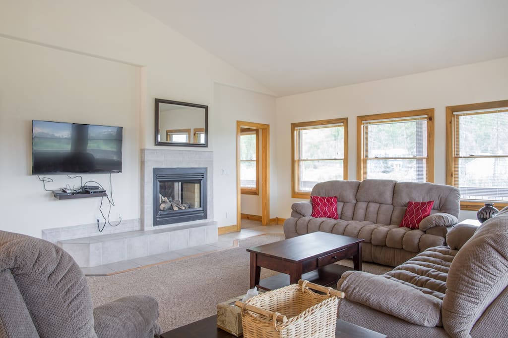 Recliner sofas, flat-screen TV, Direct TV, fireplace...