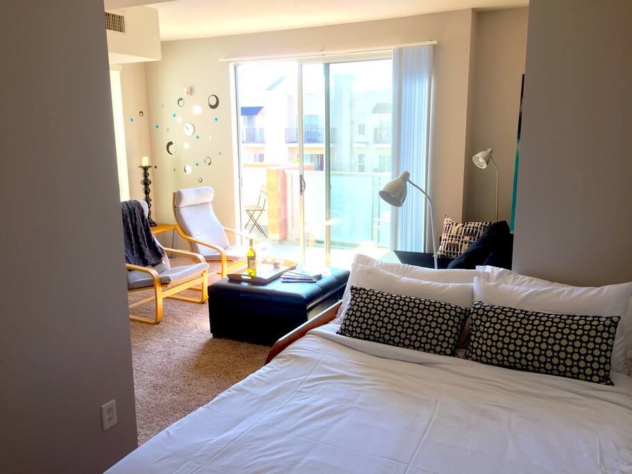 The 4th Floor Loft: a perfect blend of indoor/outdoor living in the heart of downtown Santa Monica (with one of the biggest and best balconies in town!)