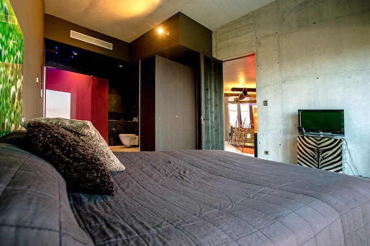 Bedroom 3 with pool and ocean view + bathroom