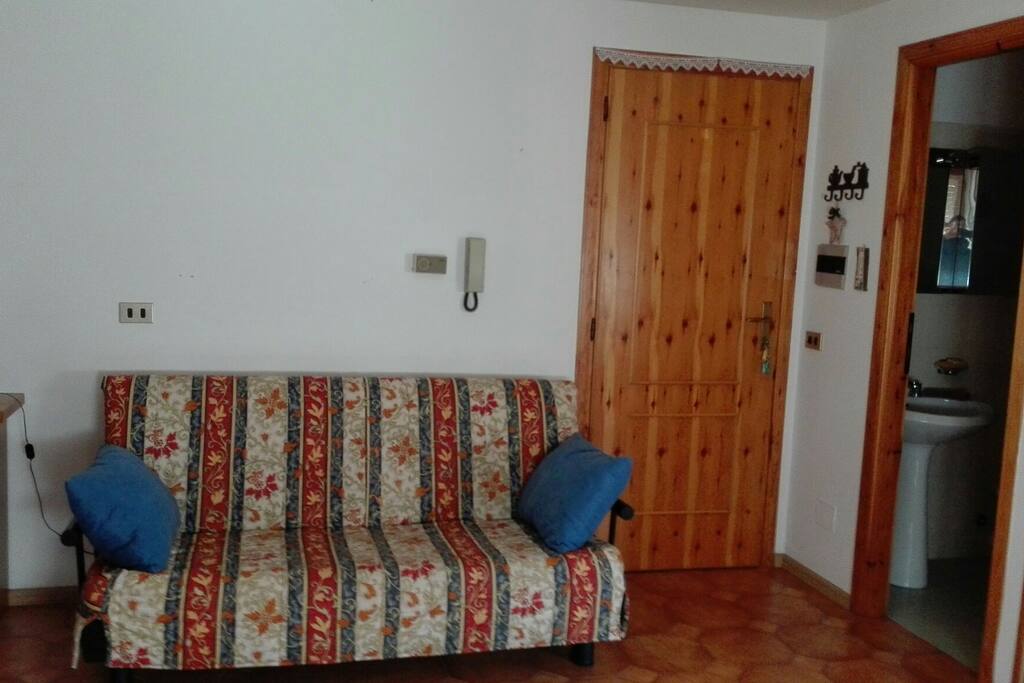 Divano letto e porta di ingresso