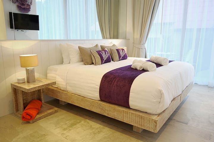 Çdo dhomë gjumi gëzon wifi me shpejtësi të lartë, plus një televizor HD 47 ose 55 inç dhe kanale të plota ndërkombëtare filmash, sportesh dhe lajmesh.