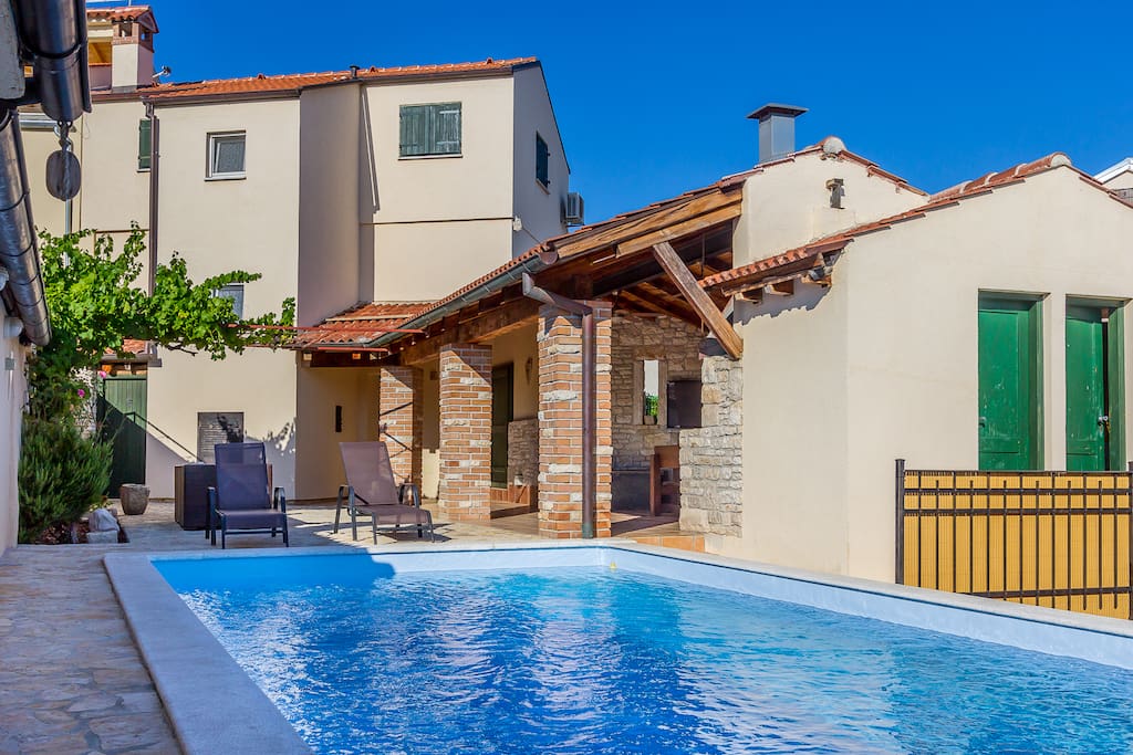 Villa Teresa in the center of Medulin