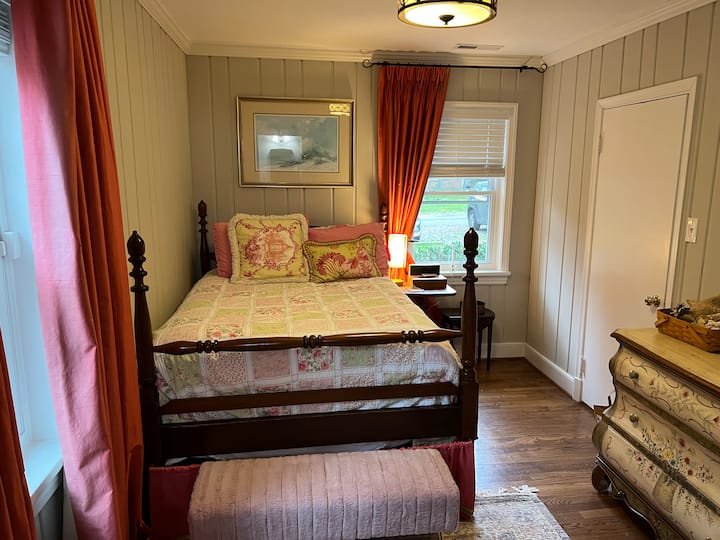 Სასტუმრო ოთახი ნახევრად სააბაზანოთი.  Გაითვალისწინეთ, რომ საწოლი მიწიდან ოდნავ მაღალია, ვიდრე თქვენი საშუალო საწოლი. Ჩვენ გთავაზობთ განავალს, რომ ადამიანებს გაუმარტივოთ. 