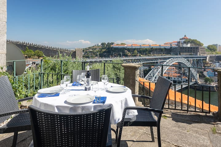 Apartment with a shared garden gallery image 3