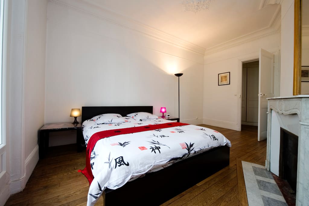 Master bedroom with queensize bed (160 cm*200 cm).