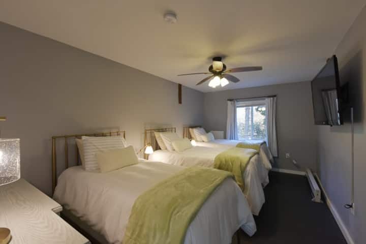 First floor Bedroom 3 Cozy Scandinavian down comforters on every bed. Twin beds, sleeps 3