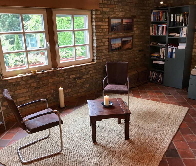 Die Einrichtung des Zimmers ist rustikal.
The room is cozy and comfortable.