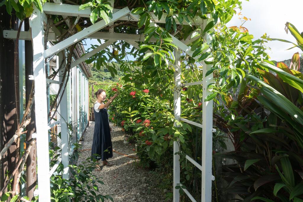 植木の手入れをしているホスト