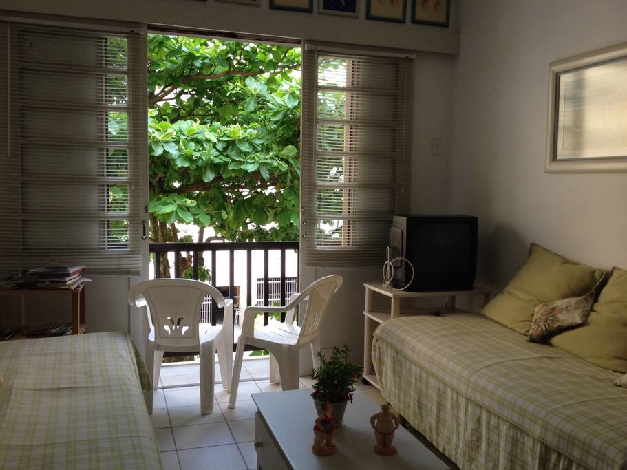 A sala abre direto para a vista da rua. Esses são os dois sofás que se abrem em dois colchões cada.