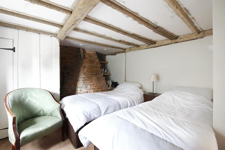 Стая с 2 отделни легла (може да бъде двойна)