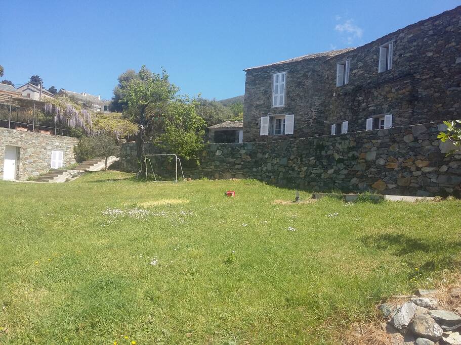 La maison vue du jardin (maison + annexe)