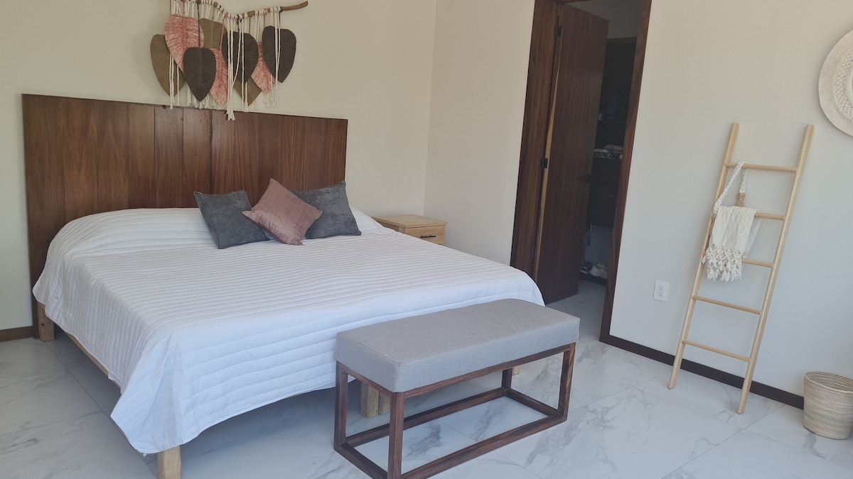 Hlavná spálňa s manželskou posteľou King,  rozkladacia pohovka, kúpeľňa s toaletou, šatňa, ventilátor a klimatizácia.