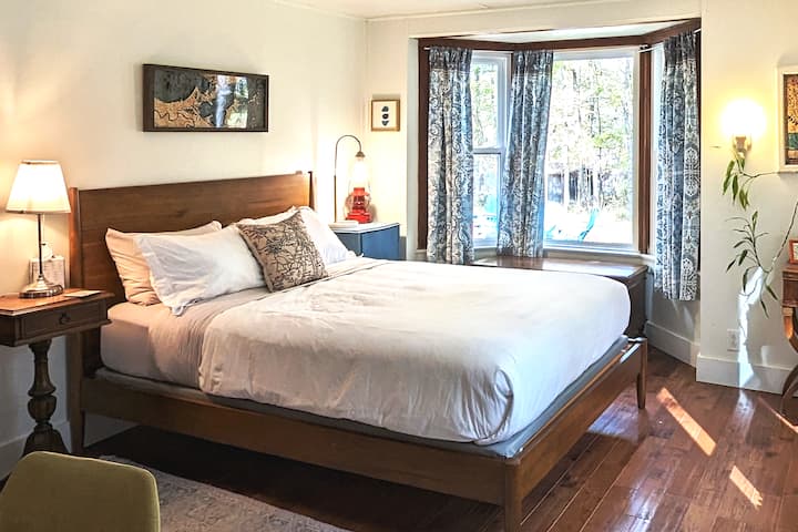 Kitanda cha malkia katika Chumba cha Ramani kwenye ngazi ya kwanza.