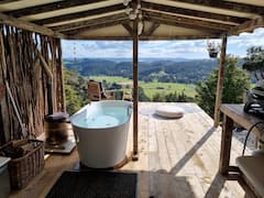 Marua+Retreat+-+Secluded+Green+Cabin+in+the+Hills