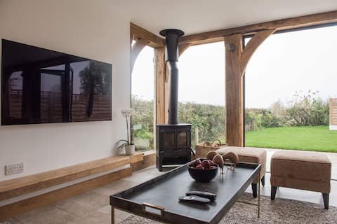 Successful Airbnb property: Luxury self-contained Annexe with balcony Jacuzzi in South Oxfordshire