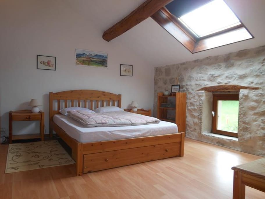 Une chambre avec lit double.