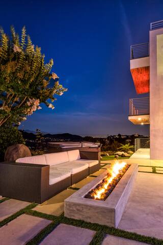 Hollywood Hills Celeb POOL/VIEW/GYM/i-Smart Estate gallery image 5