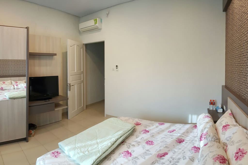 Bedroom 1 with queen size bed