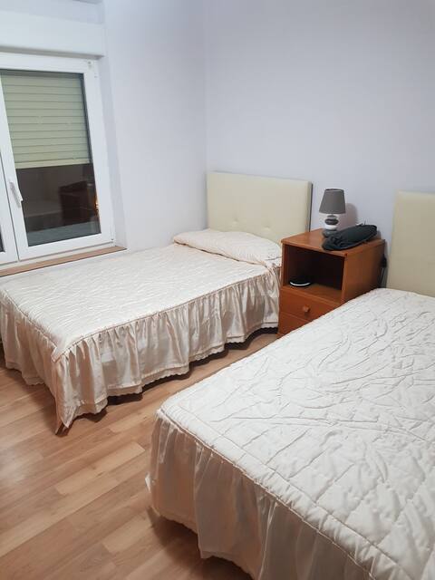Two individual beds room located in tafalla .