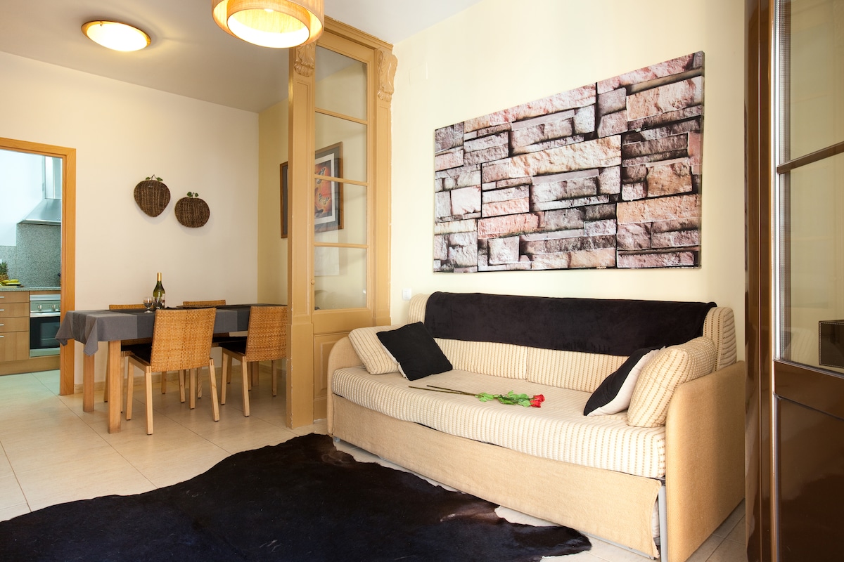 Popular Airbnb listing: Chic Getaway in Barcelona's Gothic Quarter center in El Barri Gòtic