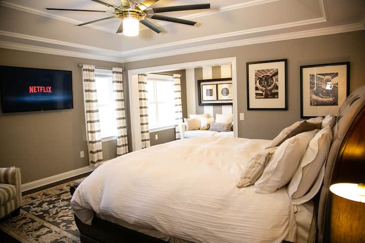 غرفة النوم الرئيسية مع تلفزيون روكو عالي الوضوح 55بوصة. Comcast Cable, Netflix, Amazon Prime, and Showtime.