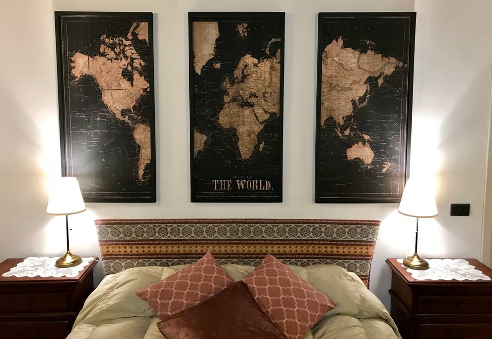 Vista frontale letto matrimoniale