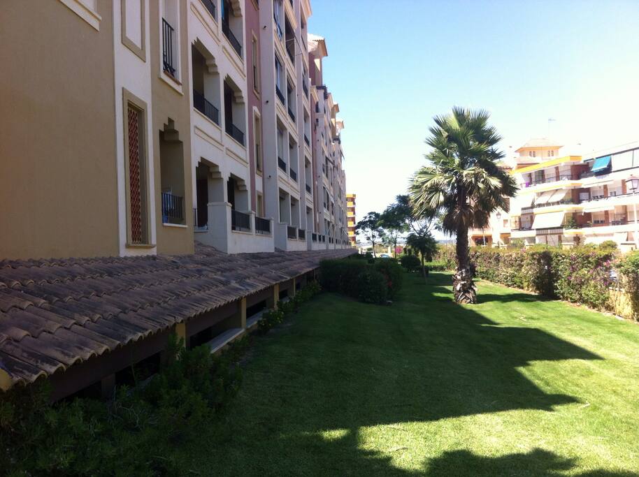 Zona donde da la gran terraza de la vivienda. Por la noche es agradable él fresquito y el olor.